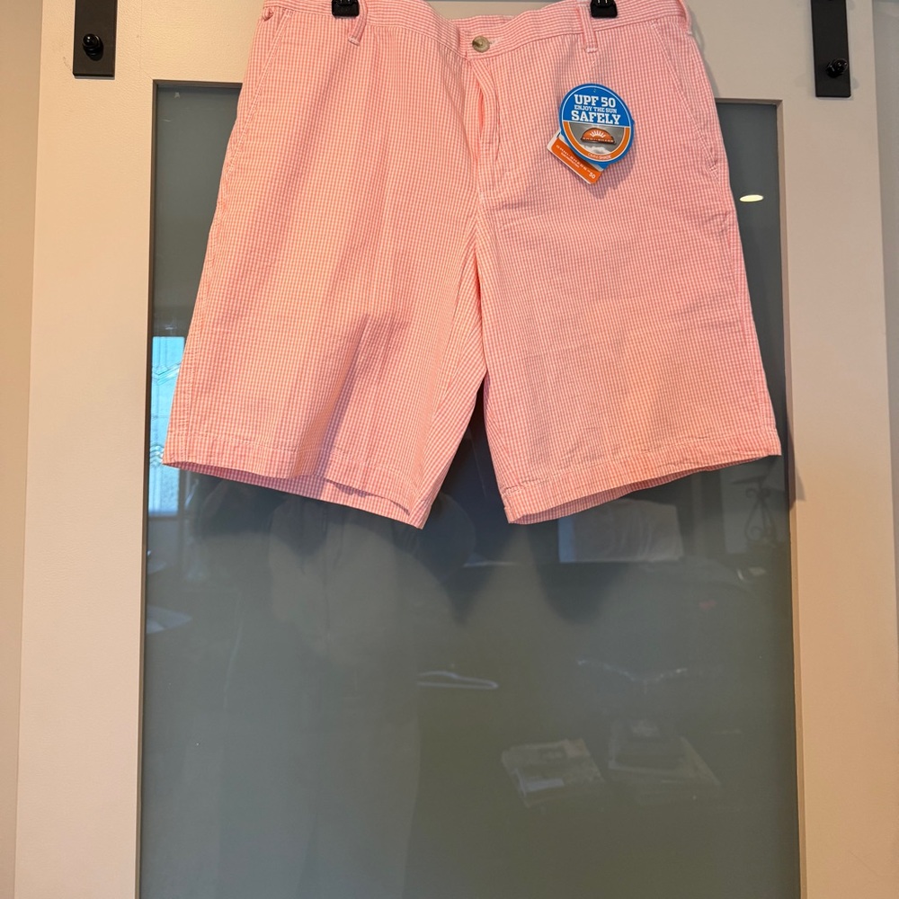 Columbia Pink Seersucker Flat Front Shorts. 36 waist
10 inch inseam. NWT’s